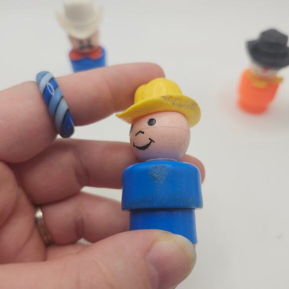 Vintage Fisher-Price Little People Play Family Lot 5 People + 2 Dogs & Furniture - Picture 3 of 11